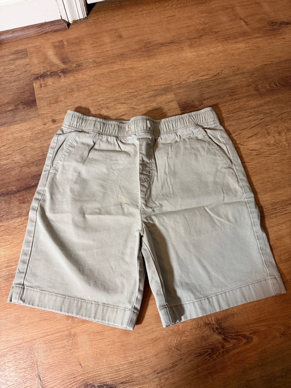 Vineyard Vines boys  Elastic-Waist Shorts - Light Khaki size medium(12/14)